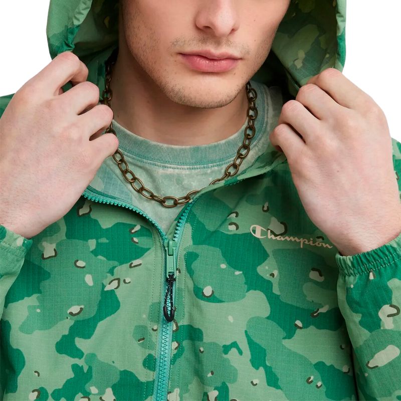 CAMPERA-HOMBRE-CHAMPION-CAMUFLADA