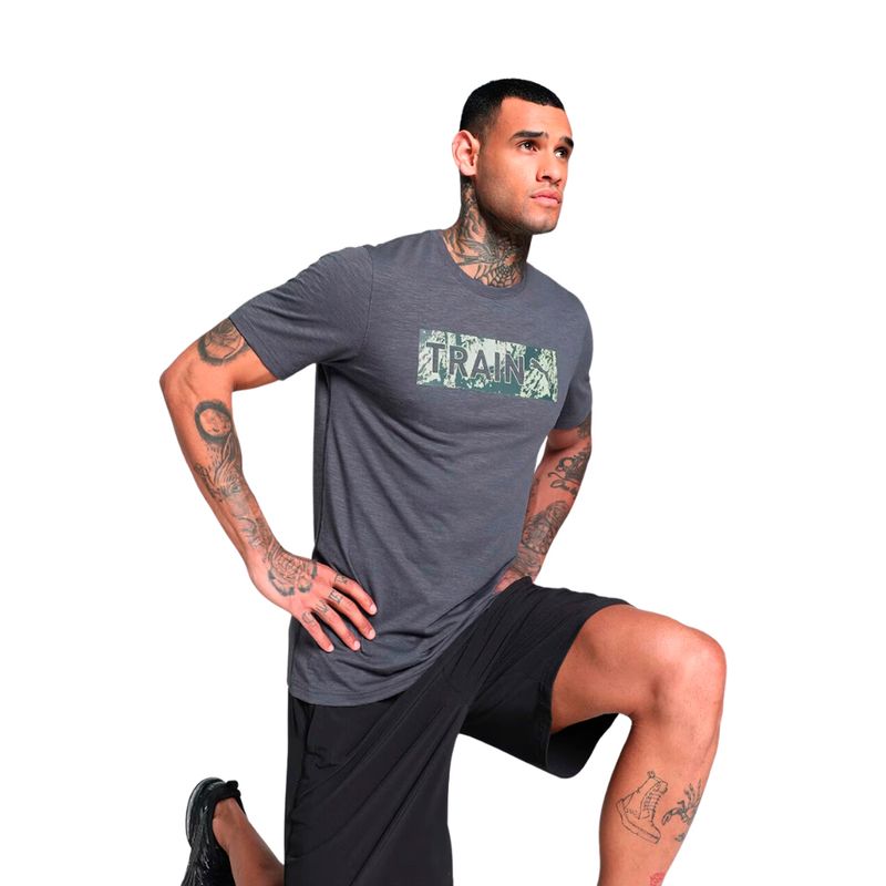 REMERA-HOMBRE-PUMA-GRAPHIC-TEE-TRAIN